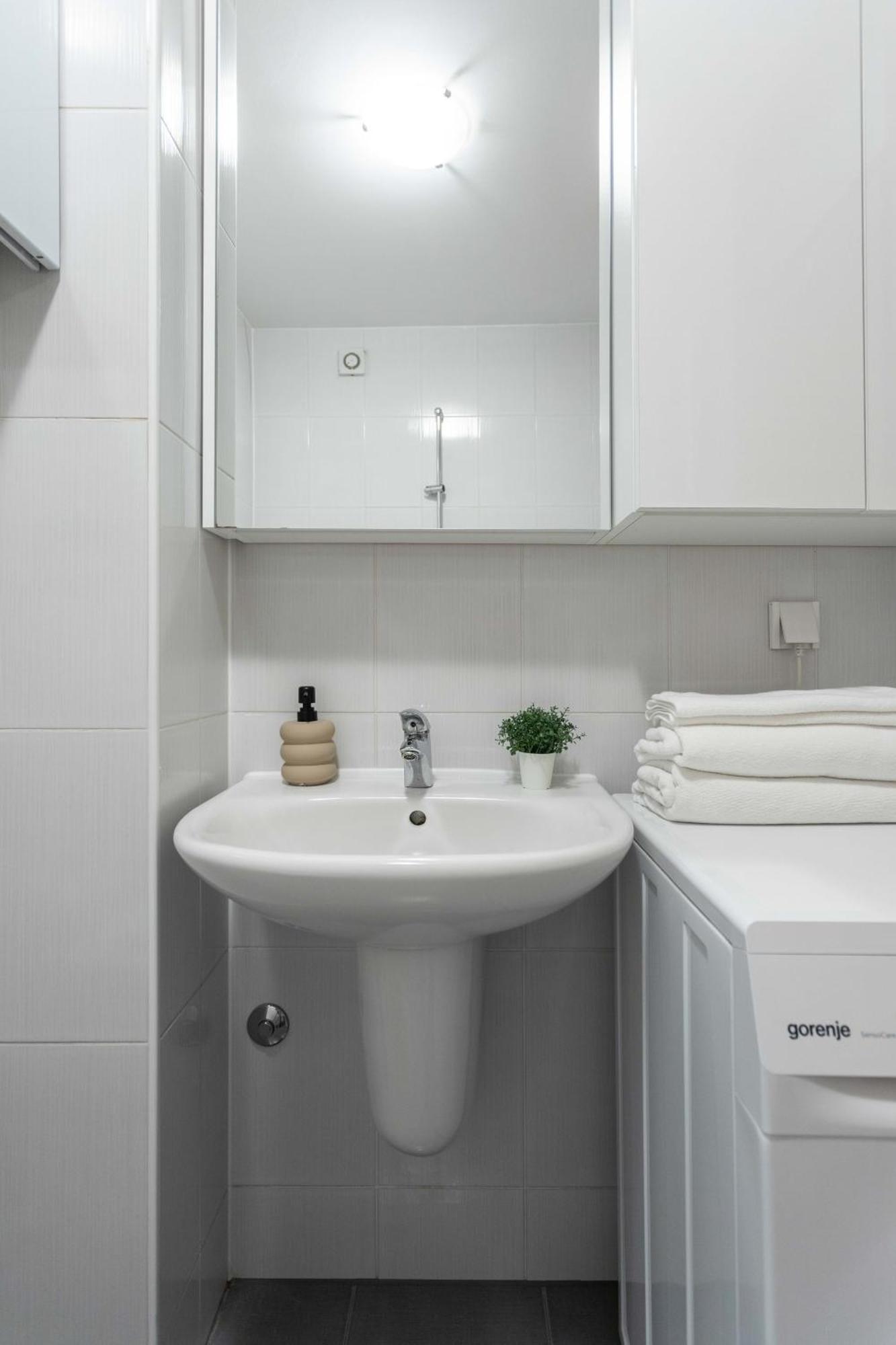 Sunny 1Bdr With Balcony & Parking Apartman Zágráb Kültér fotó