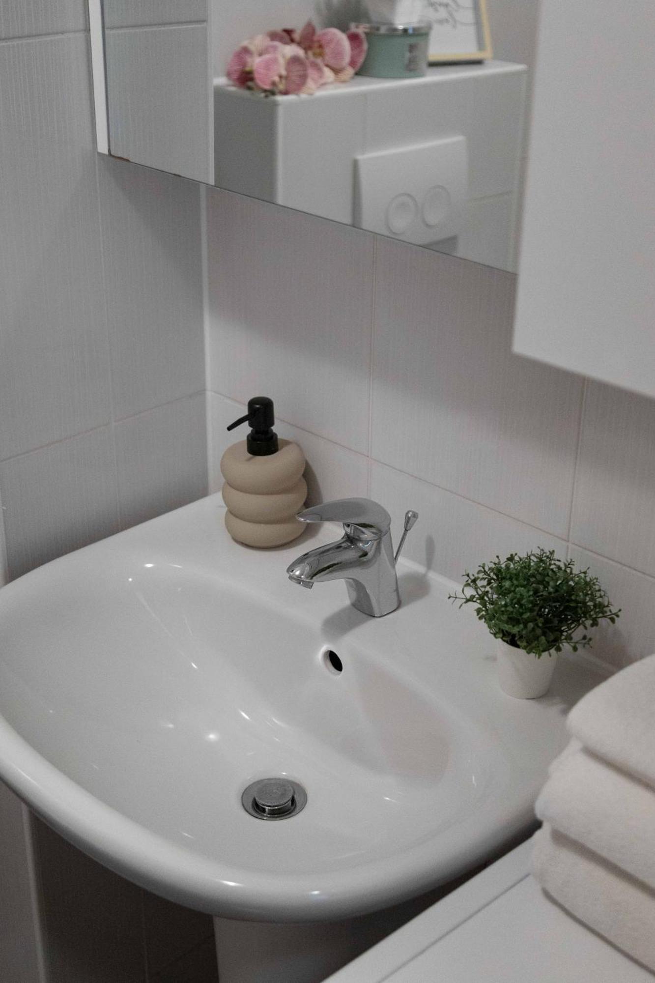 Sunny 1Bdr With Balcony & Parking Apartman Zágráb Kültér fotó
